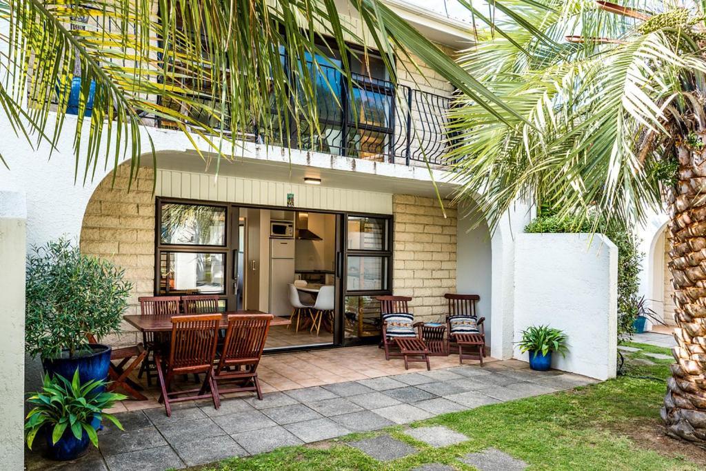 Onetangi Beach Apartments Exterior foto